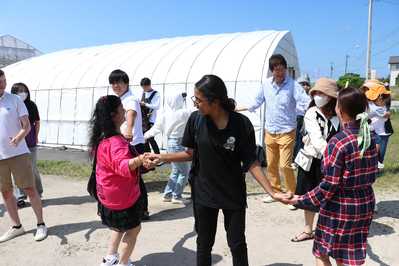 いちご狩りの前にレクリエーション（人間知恵の輪）を楽しむ参加者