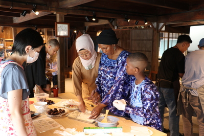 和菓子（いちご大福）を作る参加者