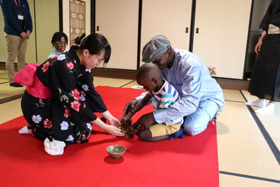 お茶を点てる参加者（親子）