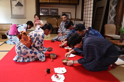 お茶を点てる参加者