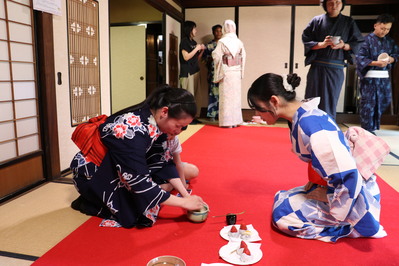 お茶を点てる参加者（女性）