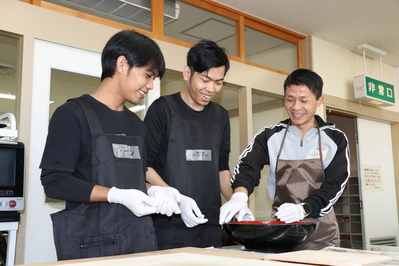 そば粉をこねる参加者