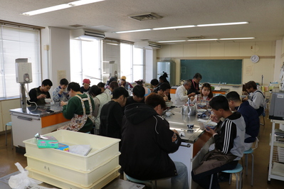 そばを食べる参加者