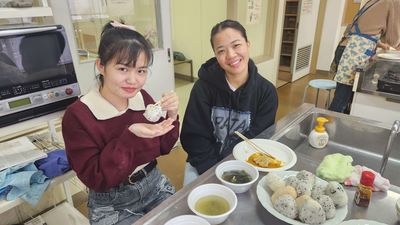 おにぎりを食べる参加者