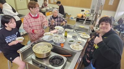 餃子を食べる参加者