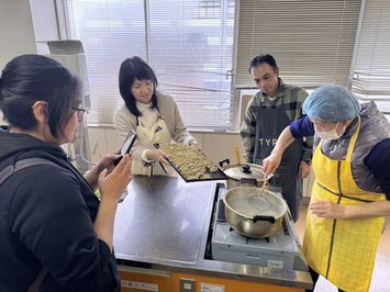 餃子を茹でる参加者