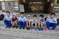 中学生と記念写真