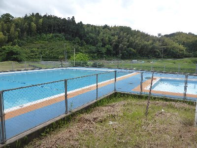 水もたまったプール