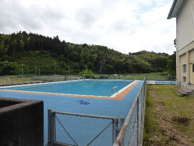 プール周りの草刈りもしていただきました
