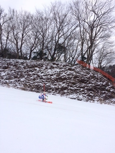 コースを滑る本校の選手