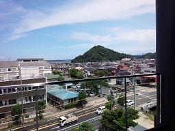 テラスから見た十神山と市街地のようす