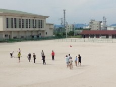 校庭で作業する役員のようす