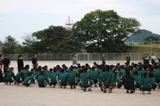 校庭の生徒たちのようす