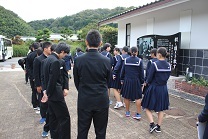 加納美術館を訪問する男子生徒と女子生徒
