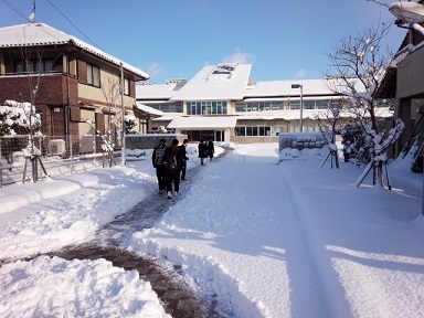 雪の中登校する生徒のようす