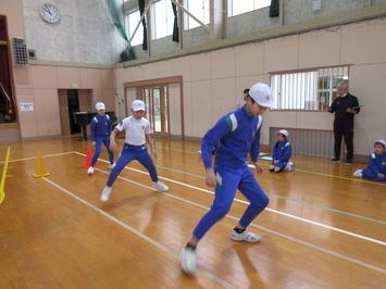 反復横跳びをしています