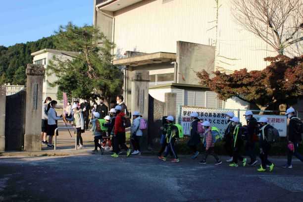 母里小学校であいさつを交わす様子