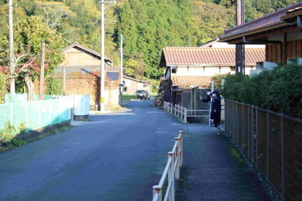 道路に立つ生徒たち