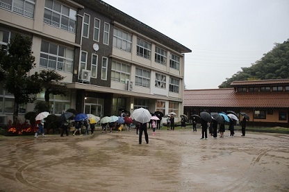 赤屋小学校であいさつを交わす様子