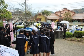 安田小学校であいさつを交わす様子