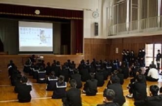 給食委員会の生徒集会の様子