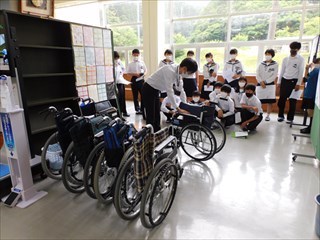 車いすの体験学習の様子2