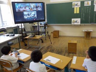 布部小学校と山佐小学校とリモートでつなぎました。