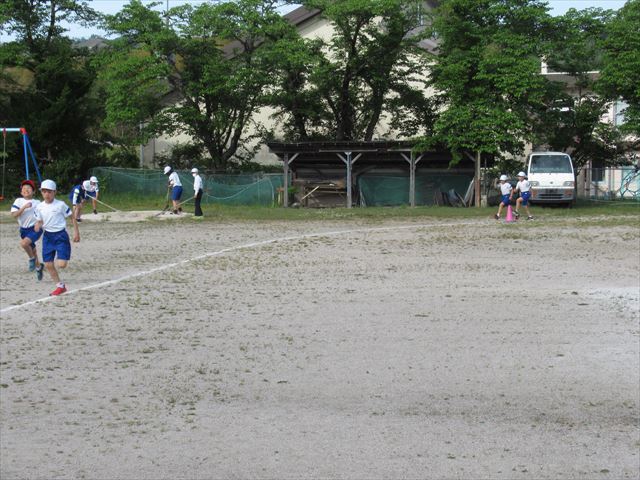 走り幅跳びと短距離走の練習