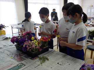 花を選んでいます。