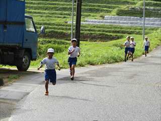 東比田を駆け抜けます