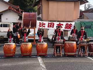 文化祭で比田太鼓を披露する子ども達