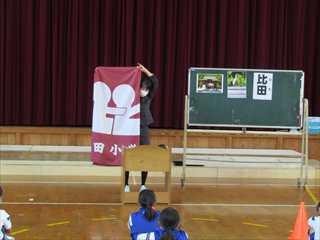 比田小のマークの説明をしています。