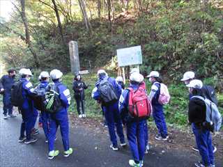 東比田交流センターの方の話を聴いています。