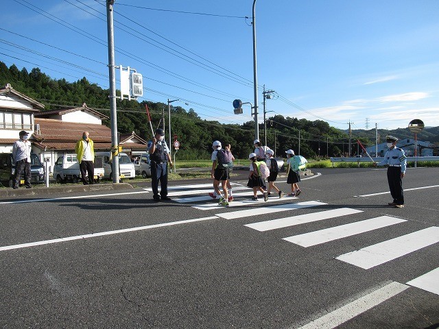 横断歩道を渡る様子