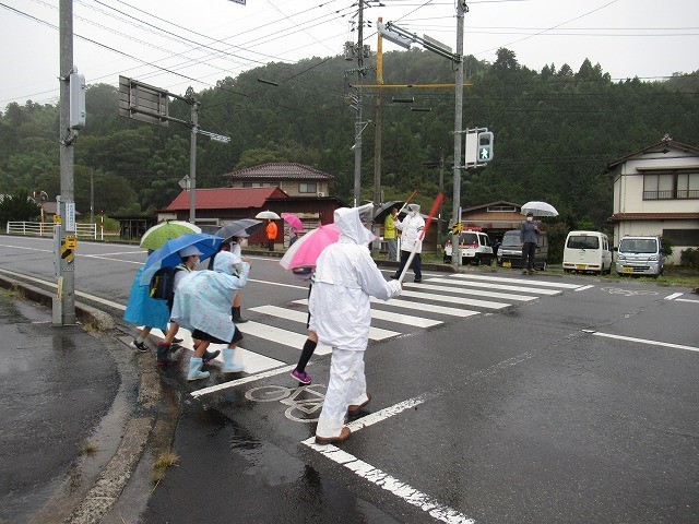 雨の日も左右確認をしっかりと