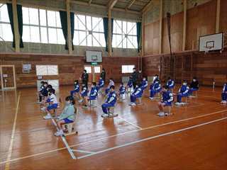 在校生も間を空けて座っています。