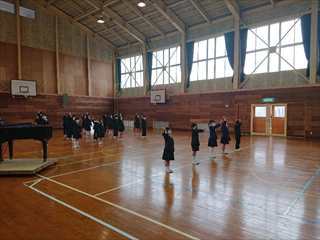 歌の練習をする全校児童