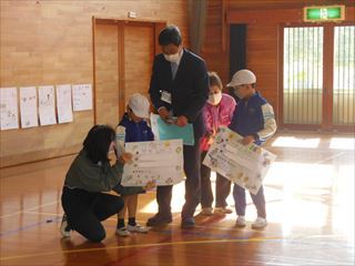自己紹介をしています