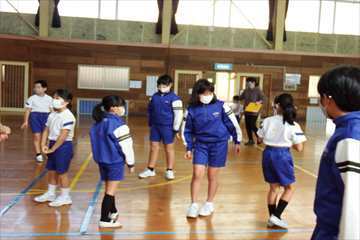 同じ色のシールの人を探しています。