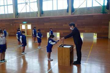 硬筆コンクールの表彰です。