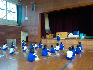 なかよし集会を始める様子です。