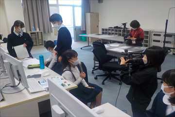 テレビの取材を受けています。