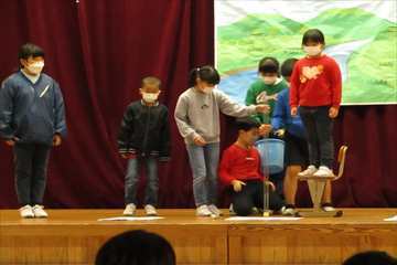 透明度を測る様子を演じています。