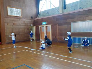 １から３年生が跳んでいます