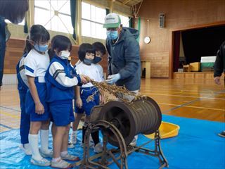 足踏み脱穀機に挑戦しています