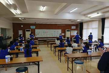 がんばったリーダーに拍手を送っています。