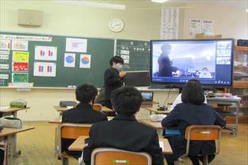 代表児童が話し合ったことを発表しています。