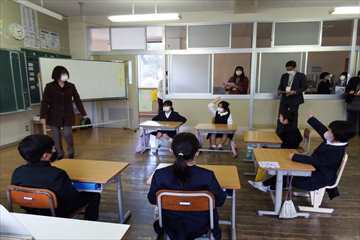 積極的に挙手しています。