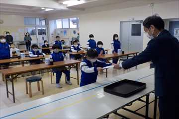 代表者に賞状を渡しています。