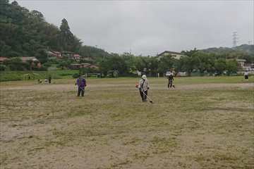 校庭の草刈りをしています。
